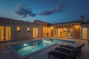 Villa Stonica With Pool