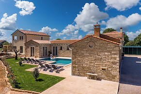 Villa Stonica With Pool
