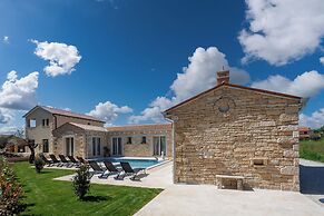 Villa Stonica With Pool