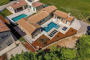Villa Stonica With Pool