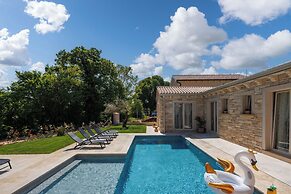 Villa Stonica With Pool