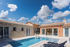 Villa Stonica With Pool