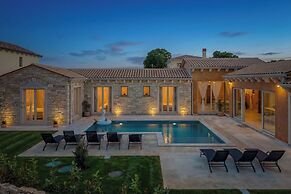 Villa Stonica With Pool