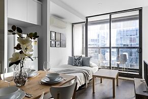 Stylish Pet-friendly 2br, Walk to Southern Cross
