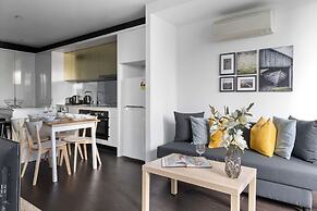 Stylish Pet-friendly 2br, Walk to Southern Cross