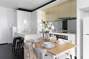 Stylish Pet-friendly 2br, Walk to Southern Cross