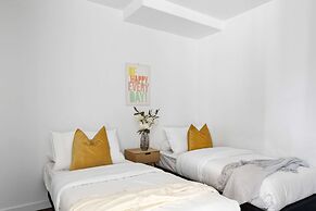 Stylish Pet-friendly 2br, Walk to Southern Cross