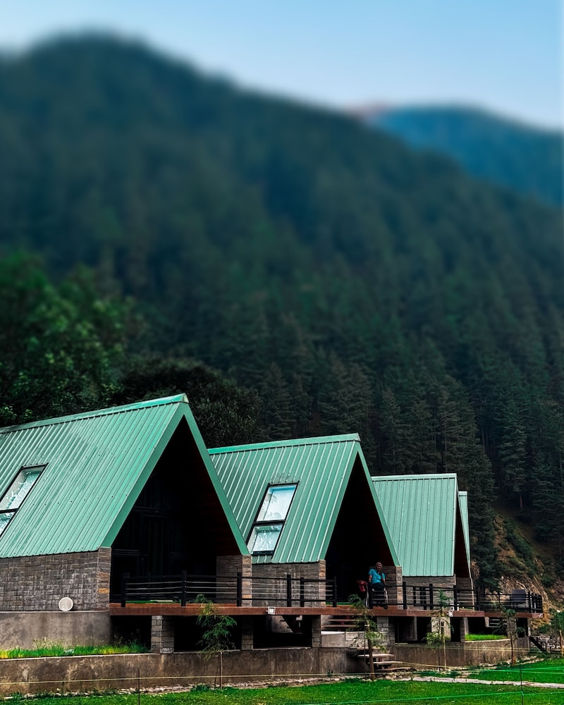 Roameo Resorts