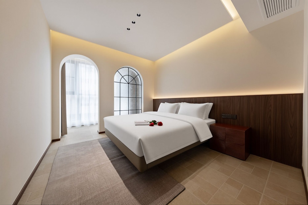 APOLLO COURTYARD HOTEL