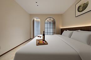 APOLLO COURTYARD HOTEL
