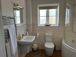 Apartment Sleeps 4 With Parking