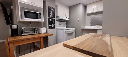 Peaceful Oasis Private Basement Suite With Queen Bed & Full Kitchen