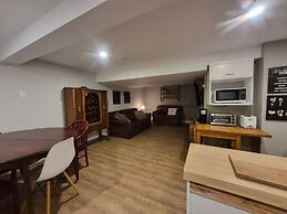 Peaceful Oasis Private Basement Suite With Queen Bed & Full Kitchen