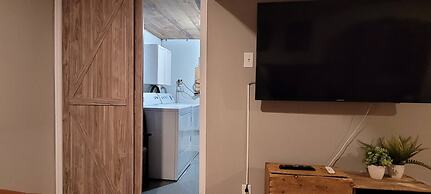 Peaceful Oasis Private Basement Suite With Queen Bed & Full Kitchen