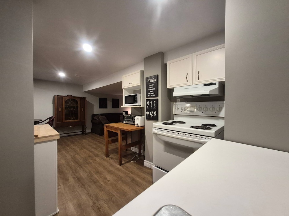 Peaceful Oasis Private Basement Suite With Queen Bed & Full Kitchen