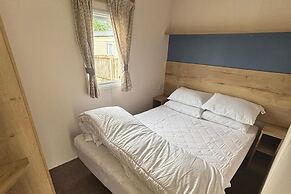 Caravan Sleeps 5 - Decking, Parking, Pet Friendly