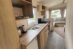 Caravan Sleeps 5 - Decking, Parking, Pet Friendly