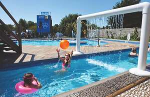 Caravan Sleeps 5 - Decking, Parking, Pet Friendly