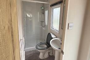 Caravan Sleeps 5 - Decking, Parking, Pet Friendly