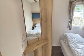 Caravan Sleeps 5 - Decking, Parking, Pet Friendly
