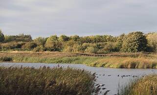Caravan Sleeps 5 - Decking, Parking, Pet Friendly