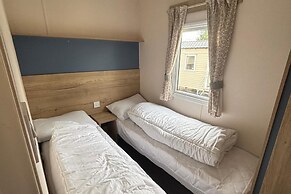 Caravan Sleeps 5 - Decking, Parking, Pet Friendly