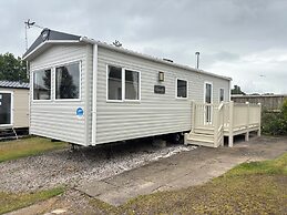 Caravan Sleeps 5 - Decking, Parking, Pet Friendly
