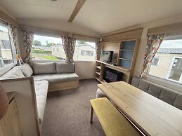 Caravan Sleeps 5 - Decking, Parking, Pet Friendly