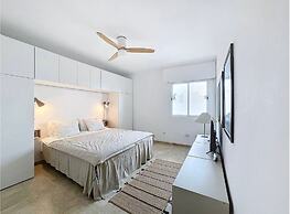 Mb.b53 - Beachfront Penthouse With Sea Views