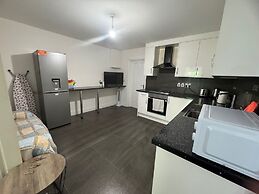 Apartment Sleeps 6 With Wifi