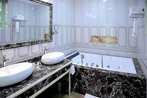 Fountain Palace Hotel & Suites
