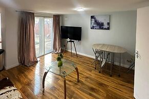Cozy 1 Bed Apt Sleeps 4 With Garden Views