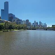 Charming 2-bedroom Apartment in Central Melbourne