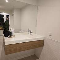 Charming 2-bedroom Apartment in Central Melbourne
