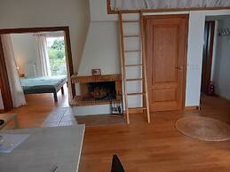 Pavlos Loft Apartment - Leontari Garden Escape