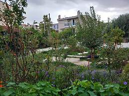 Pavlos Loft Apartment - Leontari Garden Escape