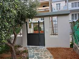 Pavlos Loft Apartment - Leontari Garden Escape