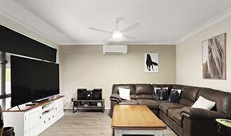 Modern 4BR Muswellbrook Stay