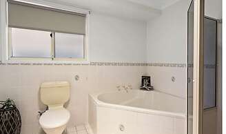 Modern 4BR Muswellbrook Stay