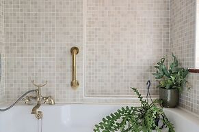 Victorian Terrace Near Uni, Sleeps 6, Garden