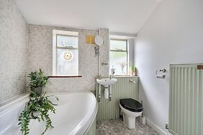 Victorian Terrace Near Uni, Sleeps 6, Garden