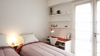 El Jacaranda Large 3 BR With Balcony in Recoleta