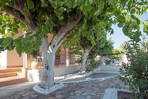 Seaside Plitra Paradiso - Steps From the Beach