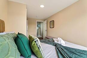 Stylish 2 Bed  2 Bathrooms Free Parking
