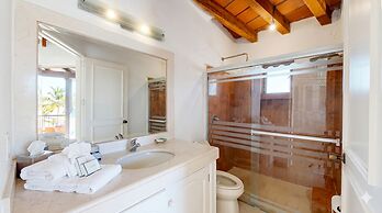 Oceanfront 5BR Villa by Monyxbnb
