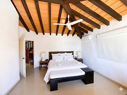 Oceanfront 5BR Villa by Monyxbnb