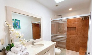 Oceanfront 5BR Villa by Monyxbnb