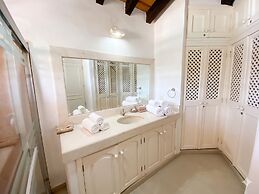 Oceanfront 5BR Villa by Monyxbnb