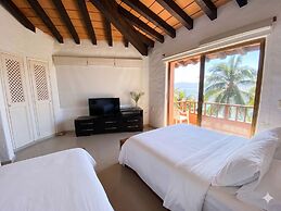 Oceanfront 5BR Villa by Monyxbnb