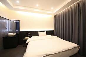 THE M HOTEL